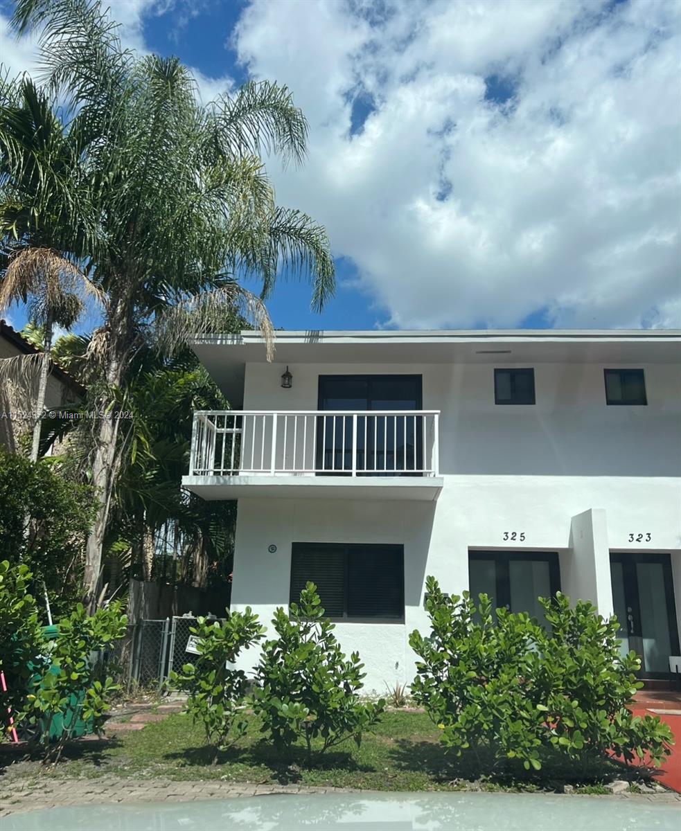 SPANISH COURT - Residential Lease