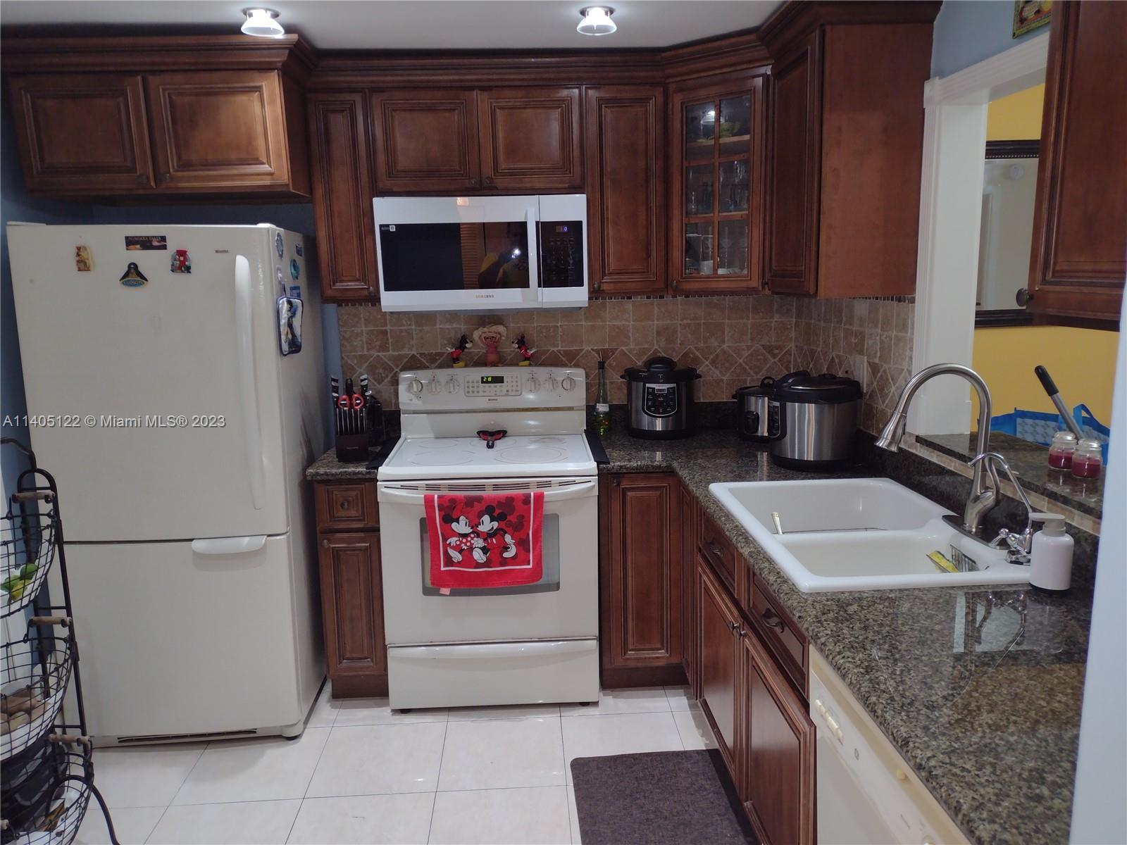 Precious property 1/1.5. Very spacious and with many closets. The bathrooms and kitchen are remodeled and very elegant. The apartment complex has a swimming pool, sauna, recreation area, exercise room, billiards area, and a theater to organize events. It is a family place with an excellent school and many markets and banks that you can walk to. The maintenance service is magnificent. It is a place to live with well-being. Minimum credit score of 650