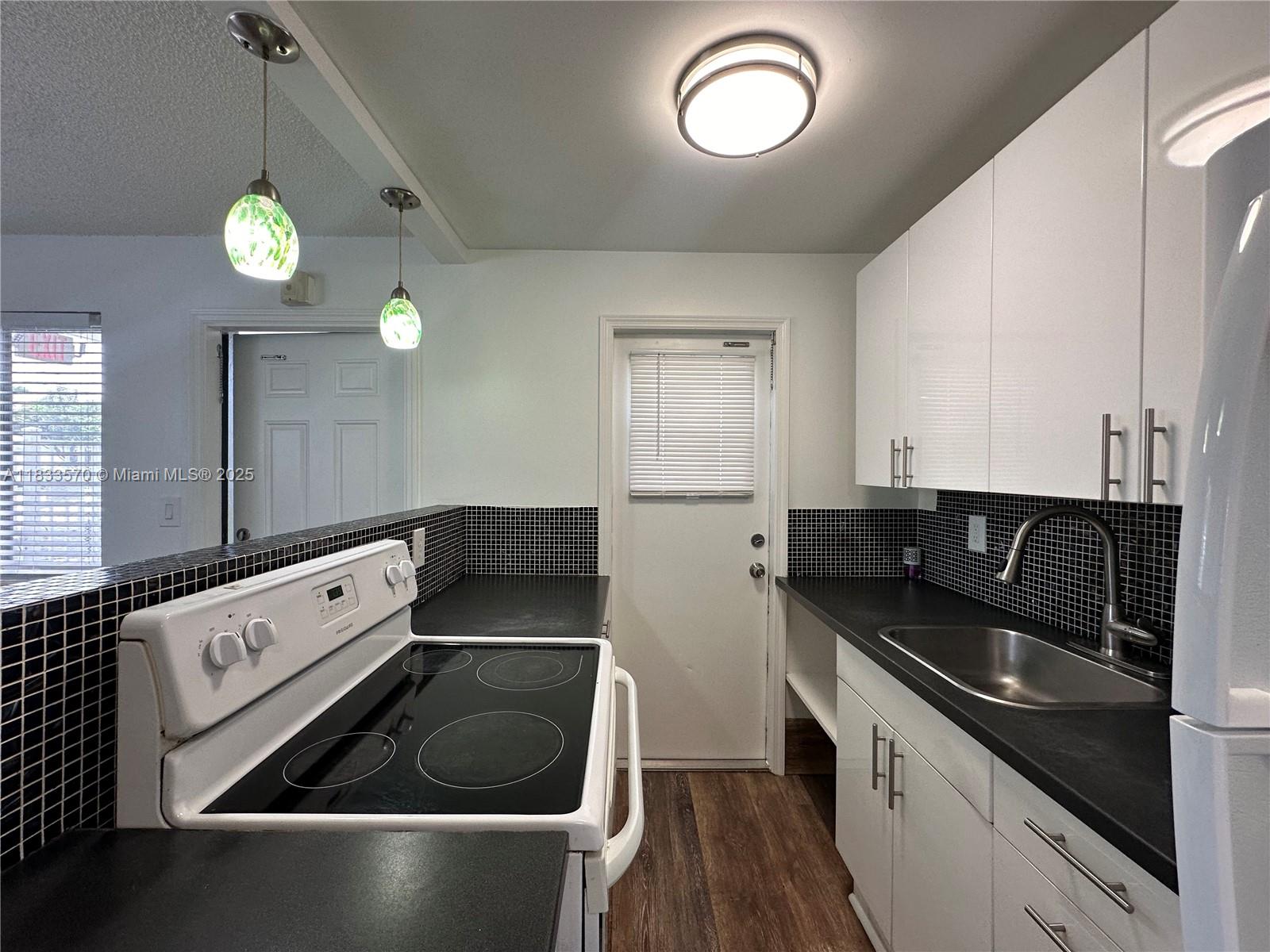 HOLLYWOOD PARK - Residential Lease