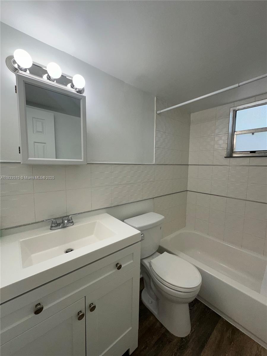 HOLLYWOOD PARK - Residential Lease