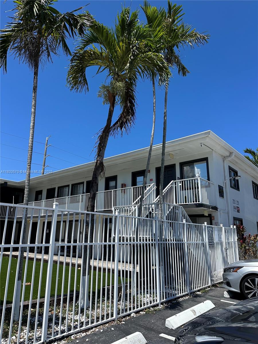 HOLLYWOOD PARK - Residential Lease
