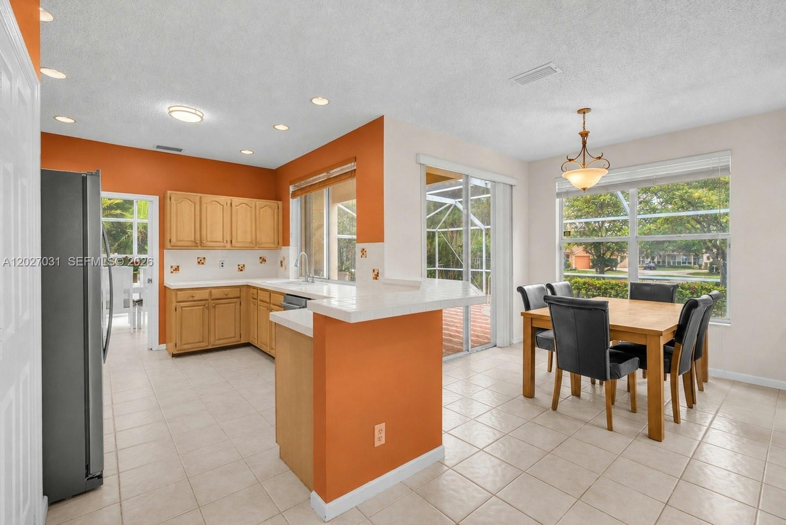 EMBASSY LAKES - Residential