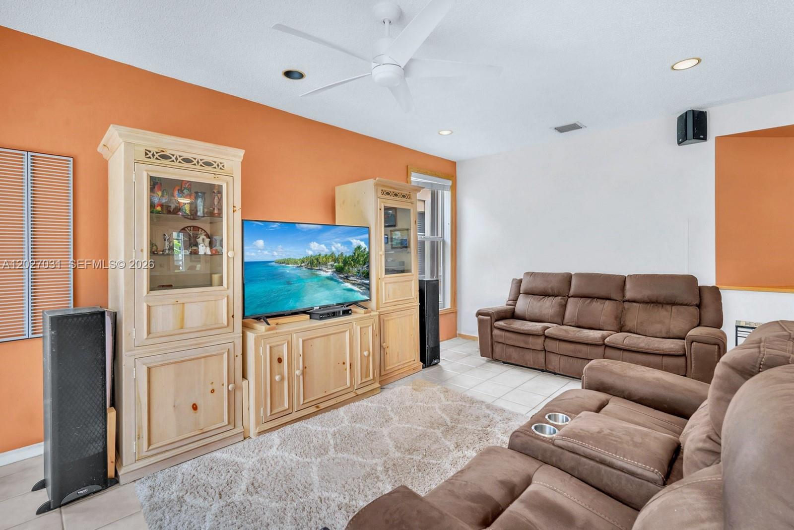 EMBASSY LAKES - Residential
