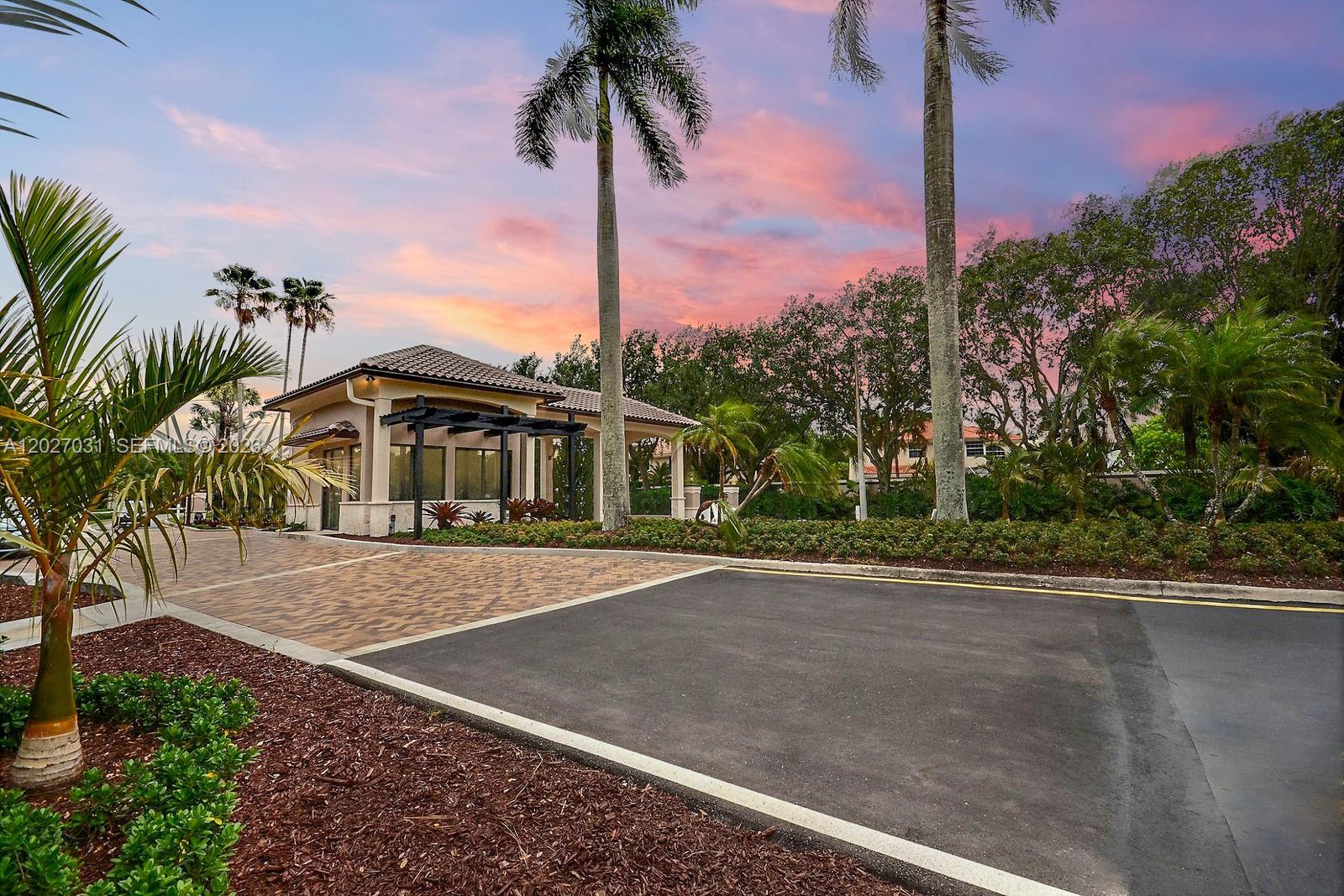 EMBASSY LAKES - Residential