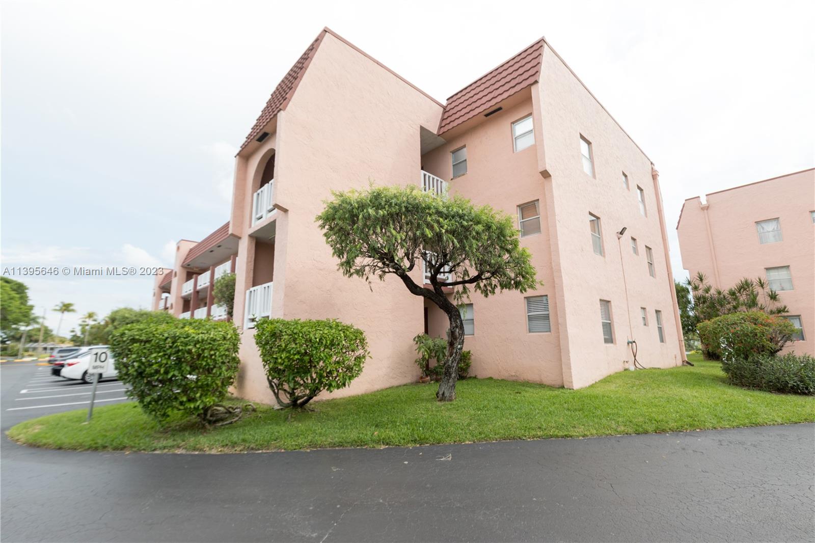 SUNRISE LAKES - Residential