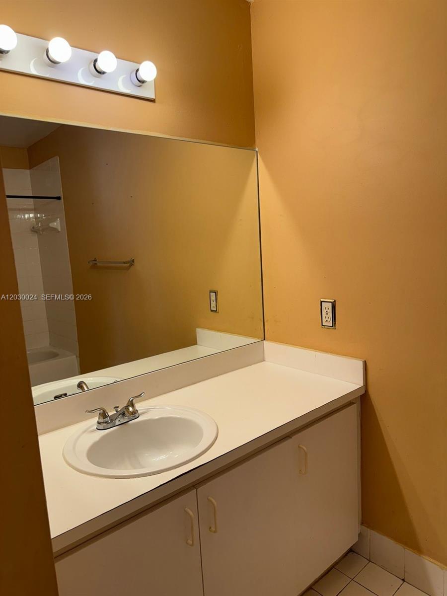 VILLA REAL CONDO NO 4 - Residential