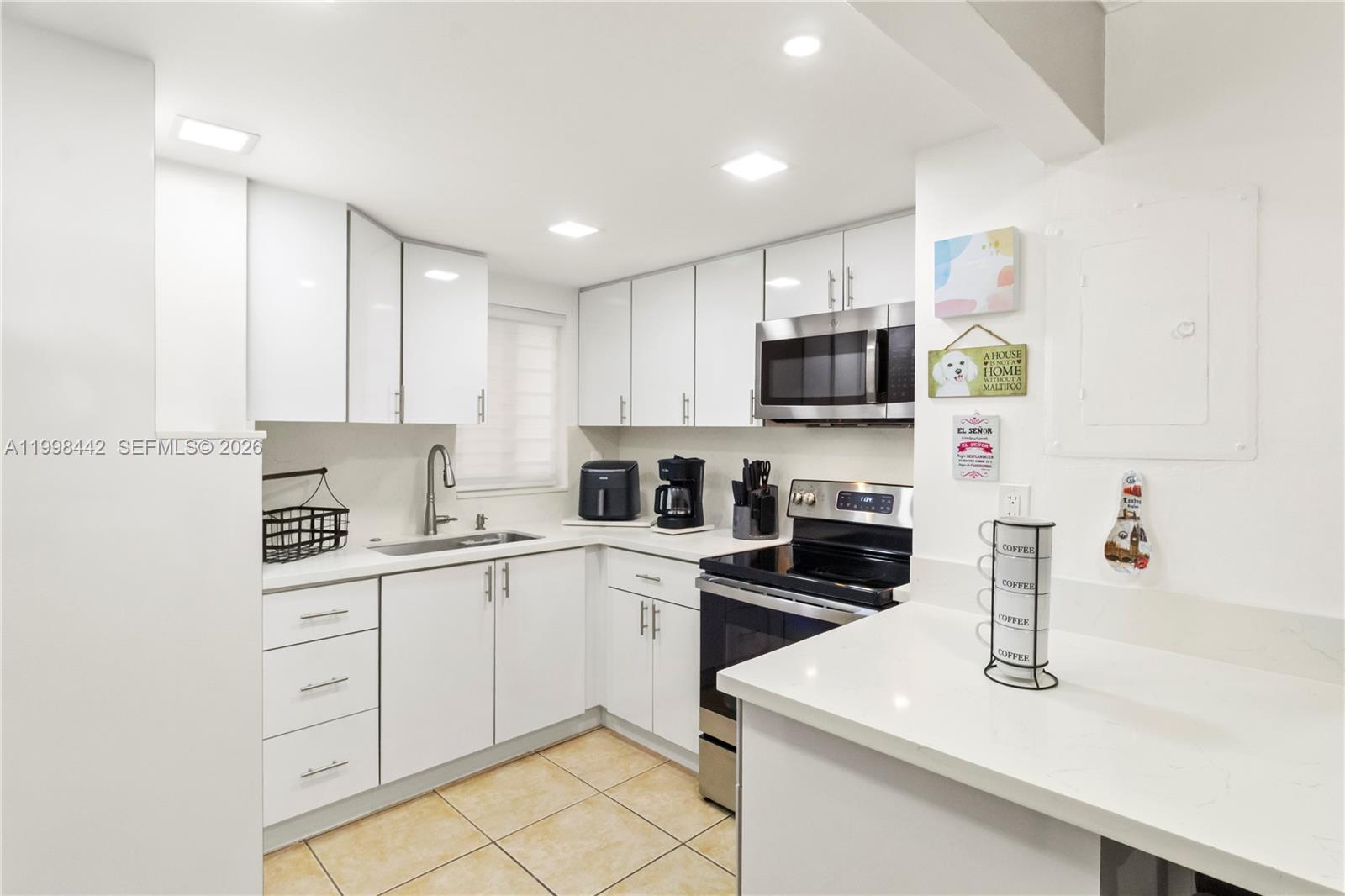 Seller-friendly, investor-ready opportunity in a prime central location! This well-kept 2-bedroom, 2-bathroom condo features a renovated kitchen, impact windows, and a spacious layout with generously sized bedrooms. Perfect for those who enjoy condo living with comfort and convenience in mind. Ideally situated near the 836 for easy commuting, and just minutes from shopping plazas, grocery stores, and tasteful restaurants. Whether you’re looking for a primary residence or a smart investment, this one checks all the boxes!