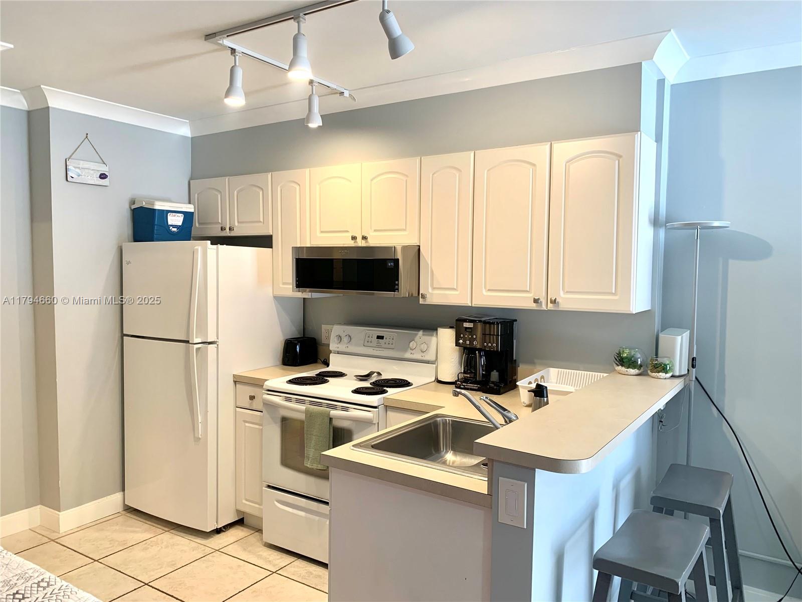 INTERNATIONAL STUDIO APT - Residential