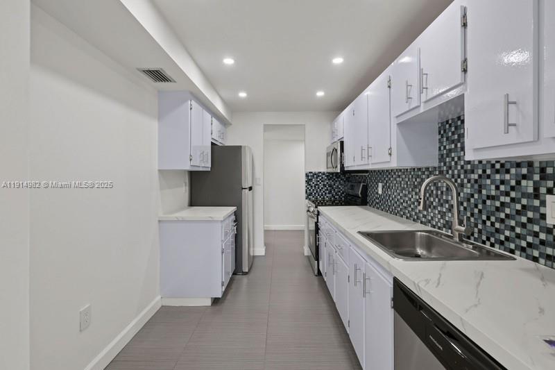 Beautiful spacious corner unit 2 Bed / 2 bath, 9th Floor, with golf court, landscape and unobstructed views. The unit is freshly painted, Italian porcelain floors throughout, partially upgraded. Washer and dryer inside the unit. Best tower in the complex. Gated community, lots of amenities, tennis courts, 2 pools, club house with fitness center. Very nice location.
