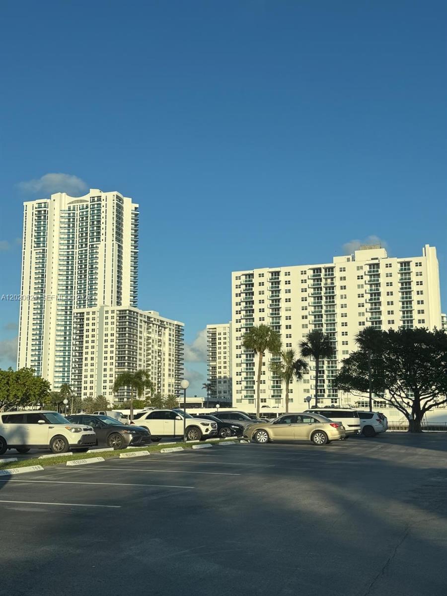 Beautiful Intracoastal water views,   1 Bed plus Den and 1 .5 Baths /glass windows and open balcony. Located minutes from beaches, restaurants and shopping areas. Near Fort Lauderdale Airport. Amenities offering: Waterfront pool, Clubhouse, sauna, tennis courts, gym/fitness center, cabana bath and Lobby Security. HOA fees include cable, high-speed internet, and water. 40 yrs Certification completed in 2019. Investors: Can rent immediately. For financing 20% to 25% required. EASY TO SHOW. CALL LISTING AGENT.  (property is vacant).



No washer and dryer in unit. ASSOCIATION REQUIRES A 700+ FICO CREDIT SCORE FOR ALL APPLICANTS. PLEASE SHOW PROOF OF CREDIT SCORE WITH OFFER TOGETHER WITH DU/POF. Approval is 2-3 weeks, application fee $150.