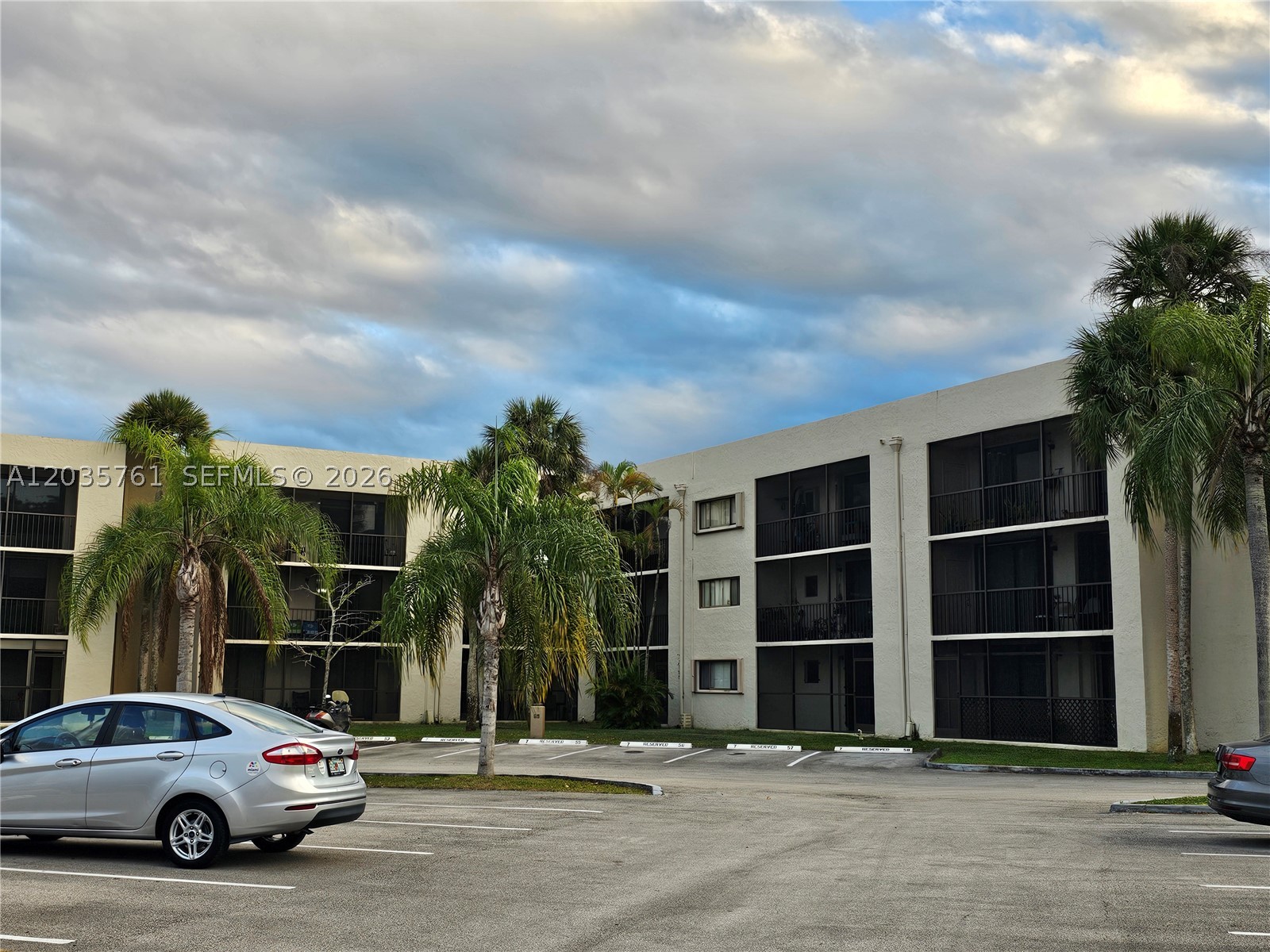 THE HORIZONS CONDO #7 - Residential