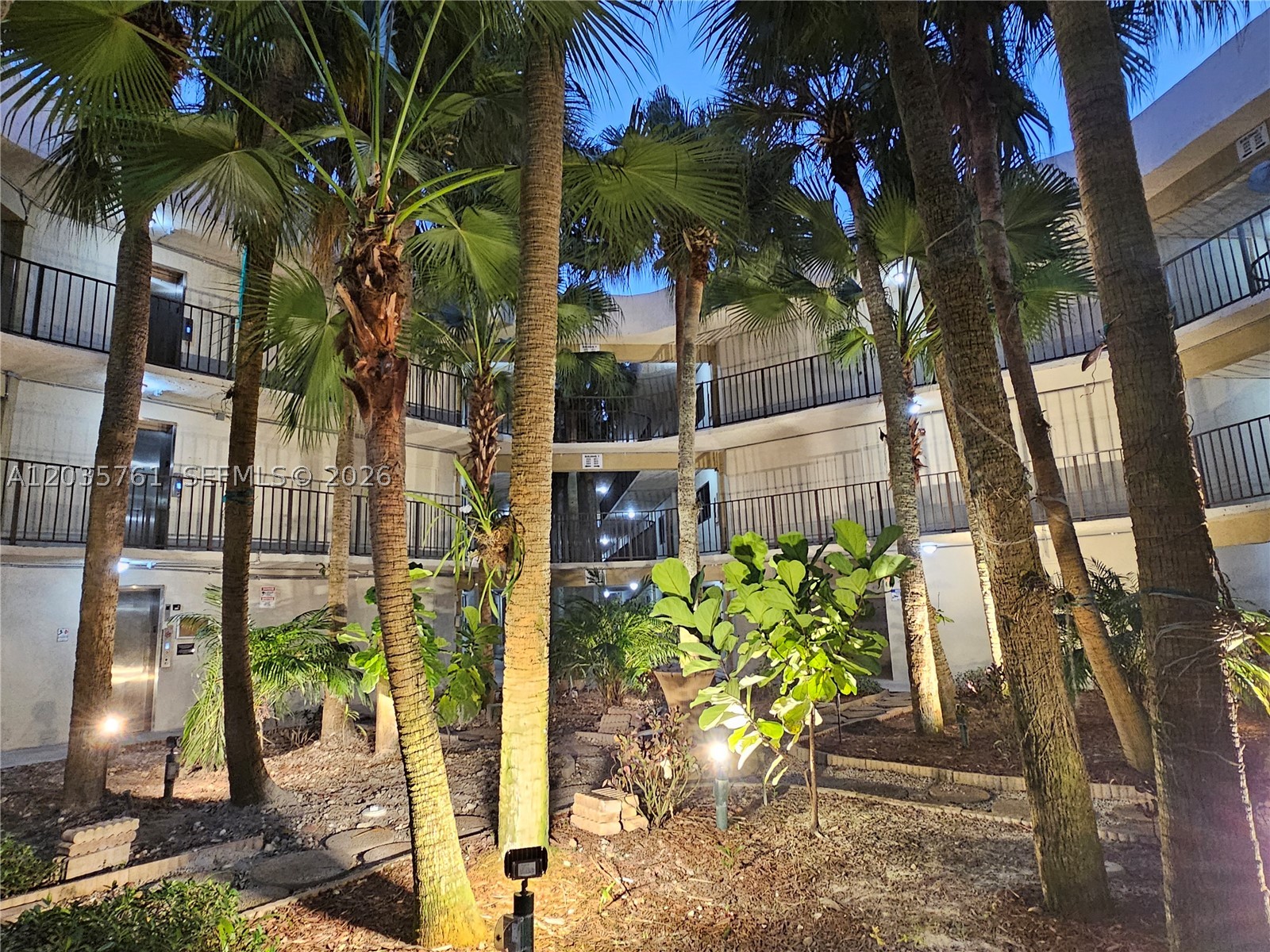 THE HORIZONS CONDO #7 - Residential
