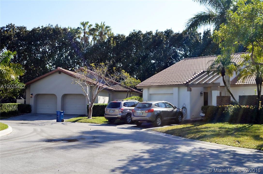 WESTON COUNTRY ISLES COMMUNITY, LOCATED JUST OFF ROYAL PALM AVENUE AND 5 MIN FROM I-75, 1 STORY HOUSE WITH ATTACHED GARAGE, 3 BEDROOMS, 2 FULL BATHS, PRIVATE PATIO, WASHER AND DRYER. BRAND NEW UPGRADED KITCHEN WITH WOOD CABINETS AND GRANITE COUNTERTOP, SMOKE FREE HOUSE, WALK IN CLOSETS, KITCHEN PANTRY, SLIDING GLASS DOORS TO PERSONAL PATIO PROVIDES NATURAL LIGHT.  LESS THAN 10 MINUTE FROM WESTON TOWN CENTER. WALKING DISTANCE TO COUNTRY ISLES ELEMENTARY SCHOOL RATED A+.