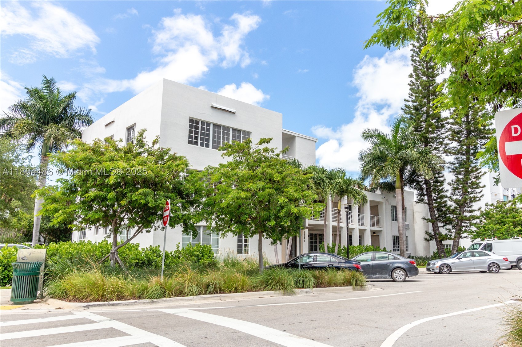 Clean, simple, and perfectly located in the heart of South Beach. This spacious second-floor studio features a rare oversized walk-in closet and a smart, efficient layout that feels larger than its footprint. Whether you're a first-time buyer, investor, or searching for the perfect seasonal getaway, this residence offers comfort, convenience, and value.

Set within a charming boutique building, you'll be just moments from Lincoln Road, Whole Foods, top dining destinations, shopping, and the beach. Enjoy the best of South Beach living in a location that puts everything within easy reach.