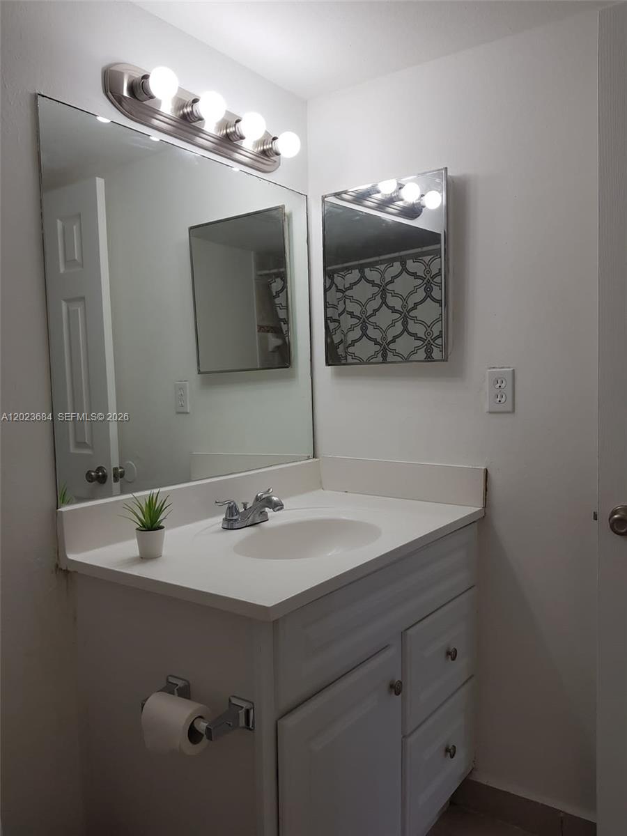 LAS ESTRELLAS CONDO - Residential Lease
