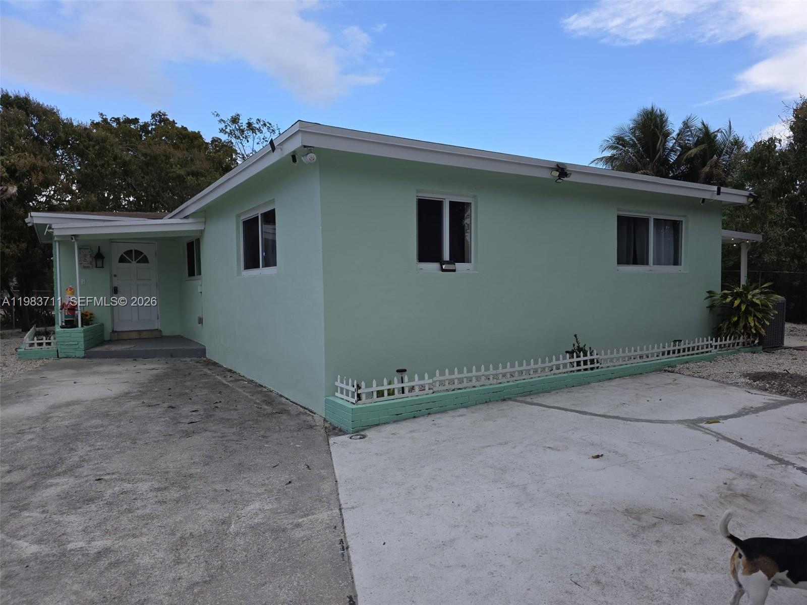 Don't miss out on this wonderful property, situated in a very quiet neighborhood on a spacious corner lot. The property features fruit trees and an ample on-site parking space. It consists of 3 bedrooms, 2 bathrooms, and a terrace, offering every modern comfort and a design perfectly suited for family living. This home boasts a brand-new roof installed in 2023, as well as impact-resistant windows.