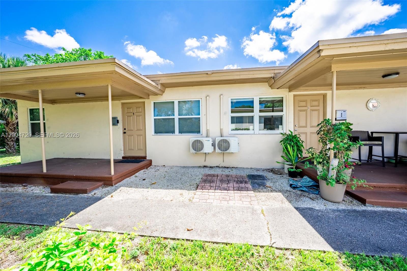 Duplex in Fort. Lauderdale. Each unit rented at 2100, month to month tenants.
Impact doors and windows, each unit is 2 bedroom 1 bathroom. separate meters.