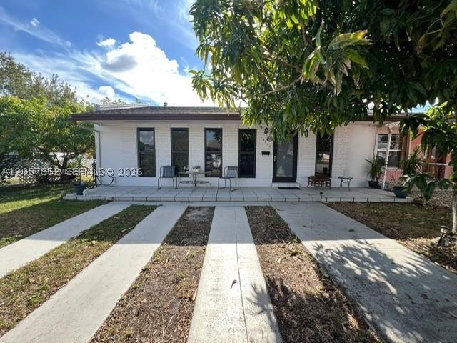 AMAZING 3 BEDROOM TOWNHOUSE , GREAT LOCATION NEAR MAIN ROADS, GREAT SCHOOLS, SHOPPING CENTERS, RESTAURANTS, PARKS AND MORE. EASY SHOWINGS!