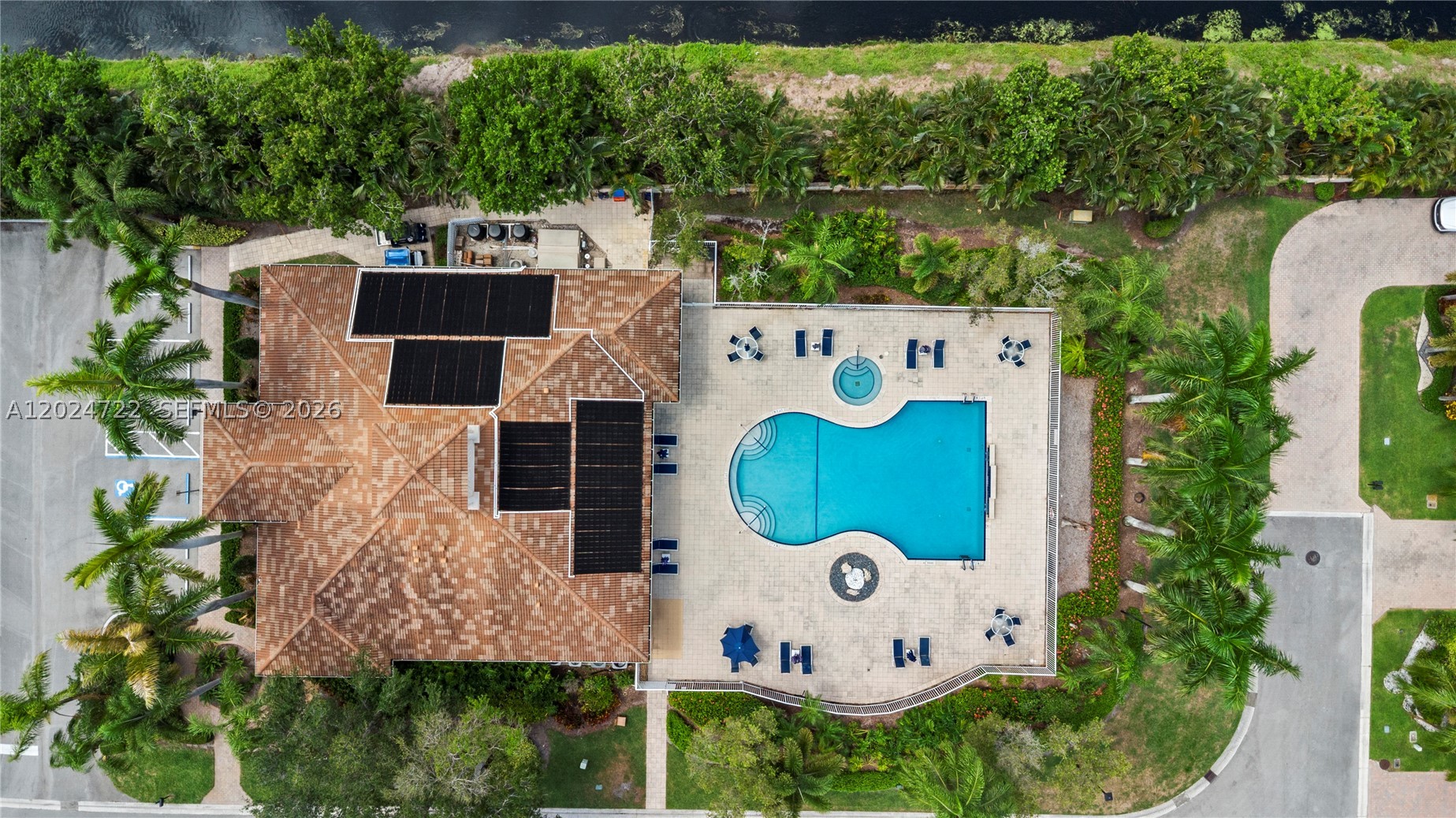 TWIN LAKES - Residential