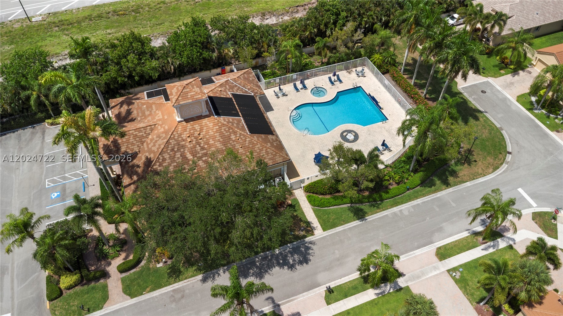 TWIN LAKES - Residential