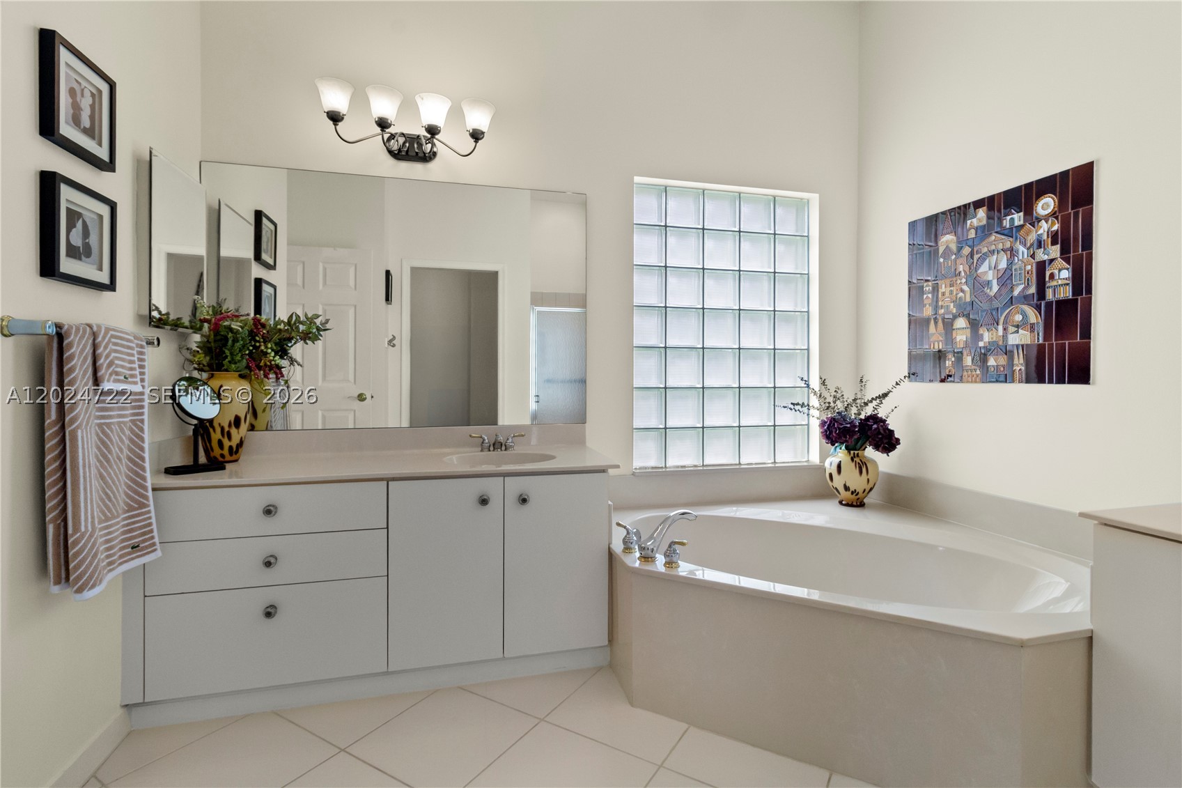 TWIN LAKES - Residential