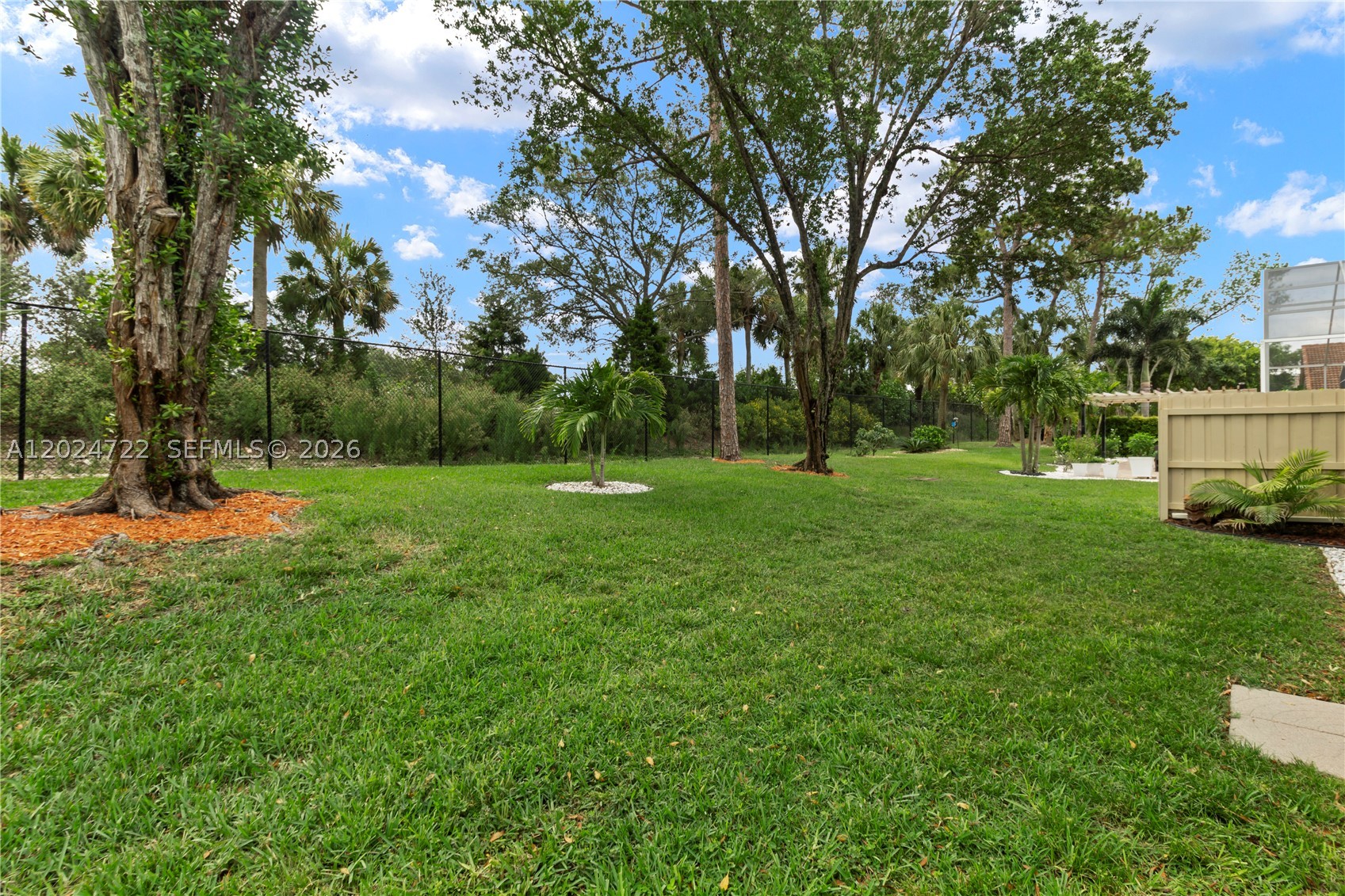 TWIN LAKES - Residential