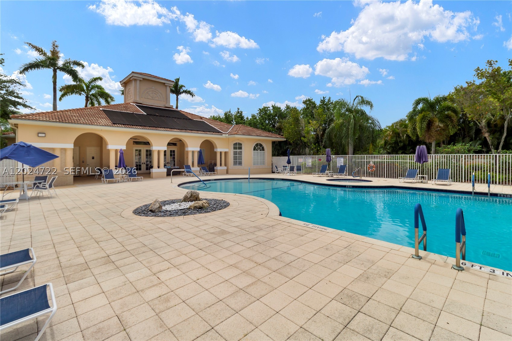 TWIN LAKES - Residential