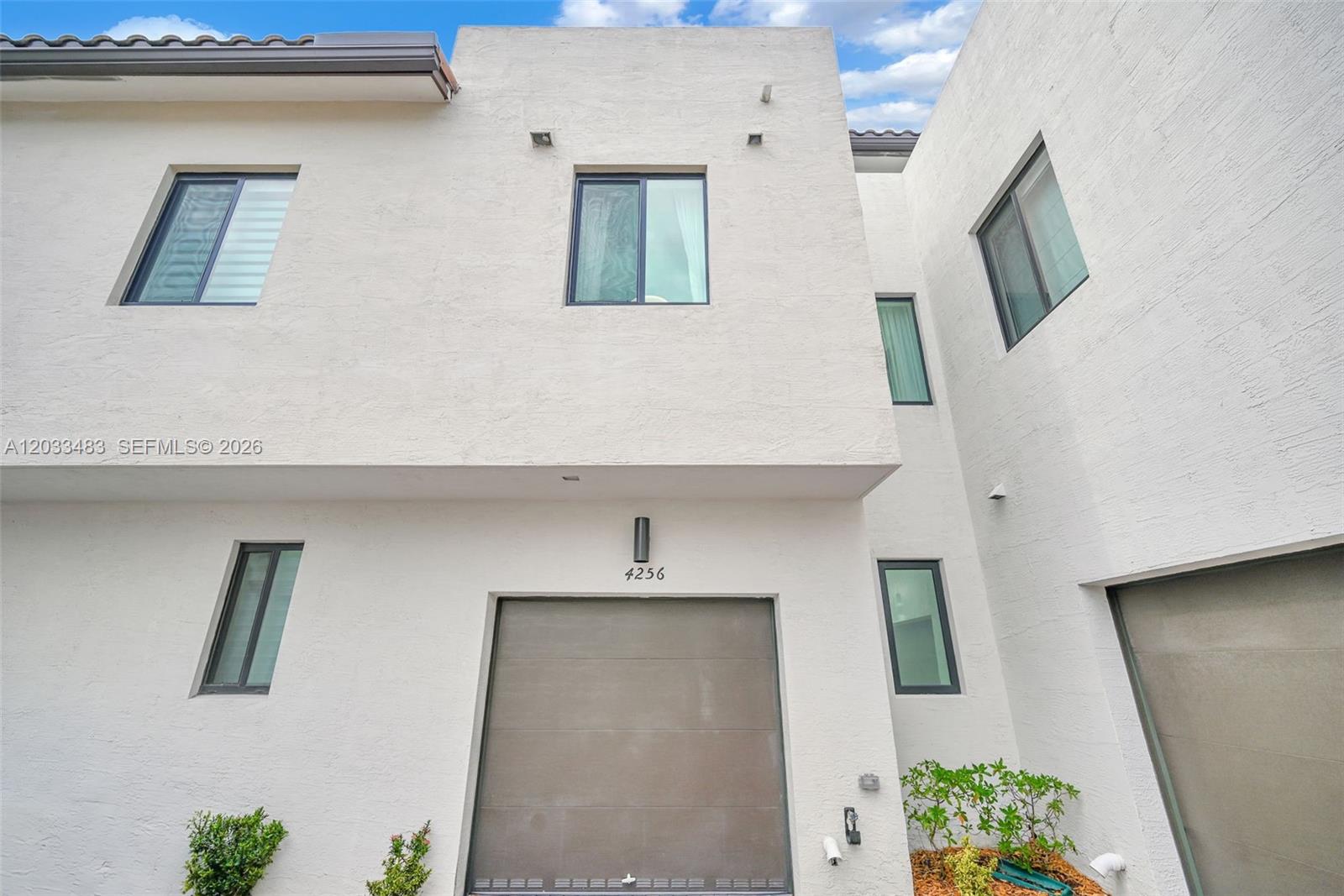DOWNTOWN DORAL SOUTH PHAS - Residential
