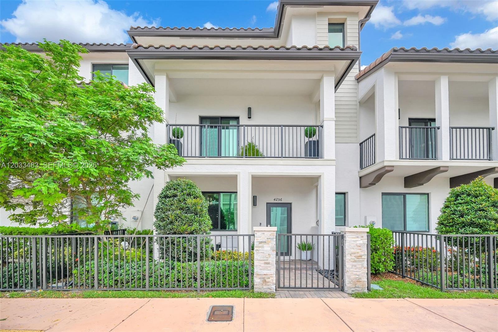 DOWNTOWN DORAL SOUTH PHAS - Residential