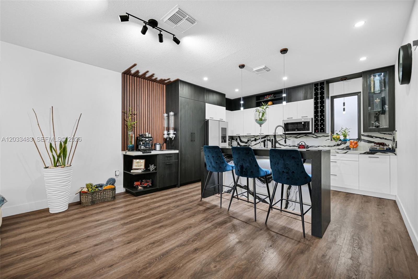 DOWNTOWN DORAL SOUTH PHAS - Residential