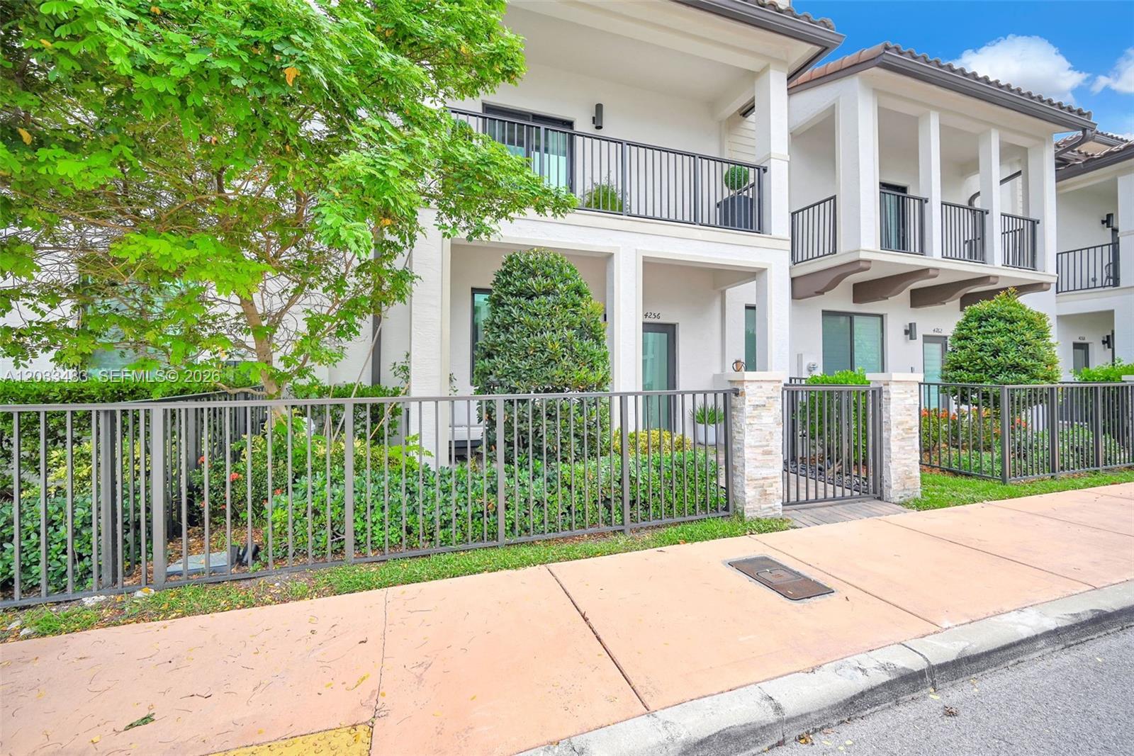 DOWNTOWN DORAL SOUTH PHAS - Residential