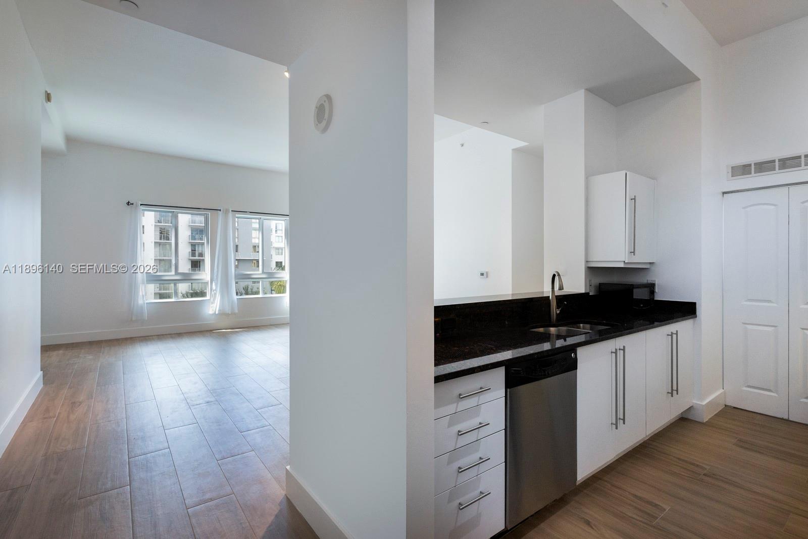 PRICED TO SELL. MOTIVATED SELLER!

Beautifully updated 2-bedroom, 2-bath condo with 1,260 sq. ft. in the highly sought-after Toscano Condominiums building. Features include very high ceilings, in-unit laundry, and a spacious open layout. Enjoy top-tier amenities like: 24/7 security, valet, pool, and gym. Unbeatable location steps from Dadeland Mall, Metrorail, and dining. Don't miss this rare opportunity!