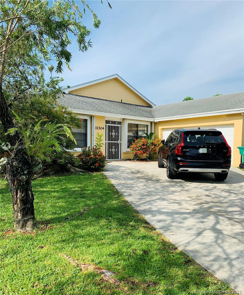 Come to see this beautiful corner lot home, 3 bedrooms, 2 full baths, ceramic tile floors, roof terrace,
big back yard, nice kitchen, 2 car garage and more.  located near mayor hways, schools, etc.