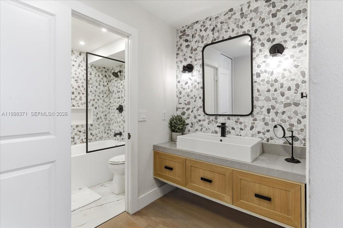 GALEN BREAKERS CONDO - Residential