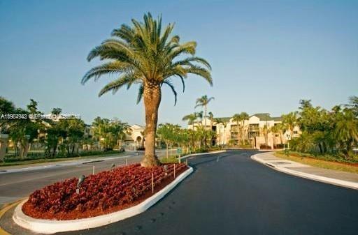 SPACIOUS AND NICE CONDO, 2 BEDRROMS/1 BATH. WASHER AND DRYER IN THE UNIT , WOOD FLOORS THROUGHOUT. LARGE DINNING-LIVING ROOM. SCREENED WIDE BALCONY. WASHER AND DRYER IN THE UNIT. PANTRY/LAUNDRY ROOM.  FRESH PAINTED APARTMENT. MANY AMENITIES IN THE COMPLEX, COMMUNITY POOL AND SPA, EXERCISE ROOM, VOLLEYBALL COURT, GATED ENTRY, STYLISH CLUBHOUSE. GREAT FOR INVESTORS!! EASY TO RENT AND A FRIENDLY ASSOCIATION.GATED COMMUNITY.