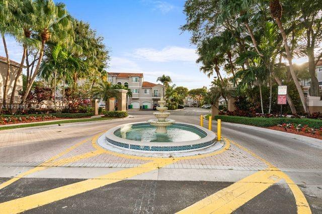 This stunning and desirable Tri-level 3 bedrooms 3 and a half bathrooms Townhome located minutes away from Sawgrass Mall area. Ready to move in. It offers great access to shopping, Restaurants and easy access to I-75 & Sawgrass. Please bring your fussiest buyers. Home features tile and laminated wood throughout. Kitchen is fully upgraded to top of the line stainless steel appliances.
