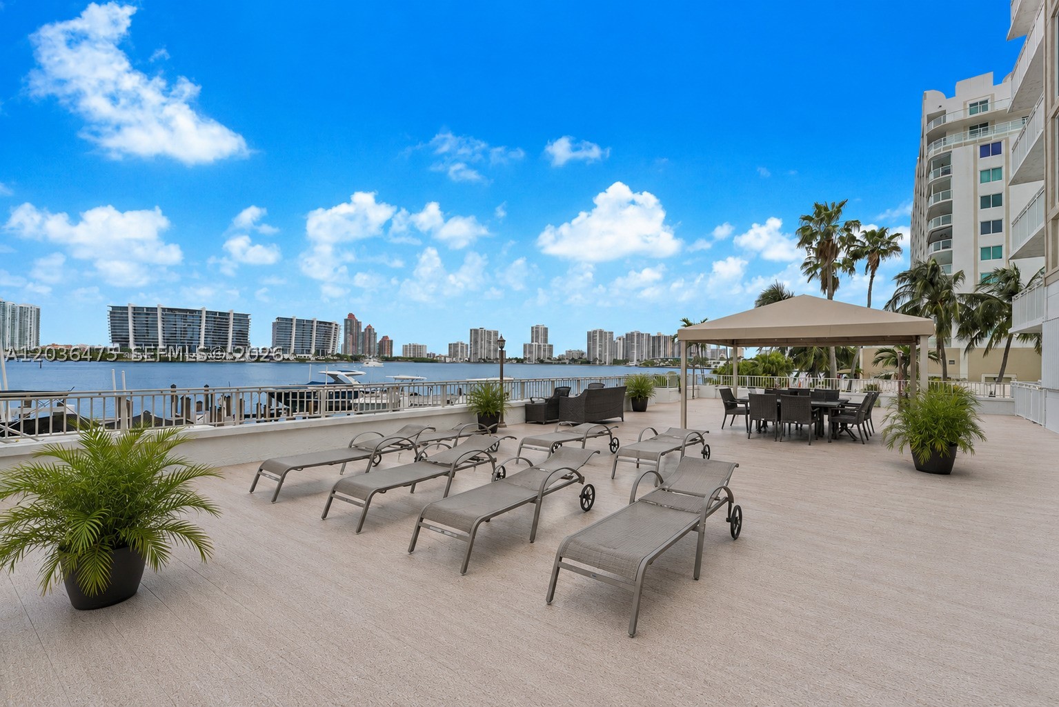 LE MONTCALM CONDO - Residential