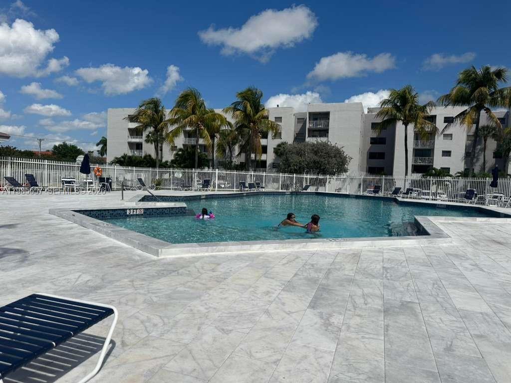 FONTAINEBLEAU GARDENS CON - Residential