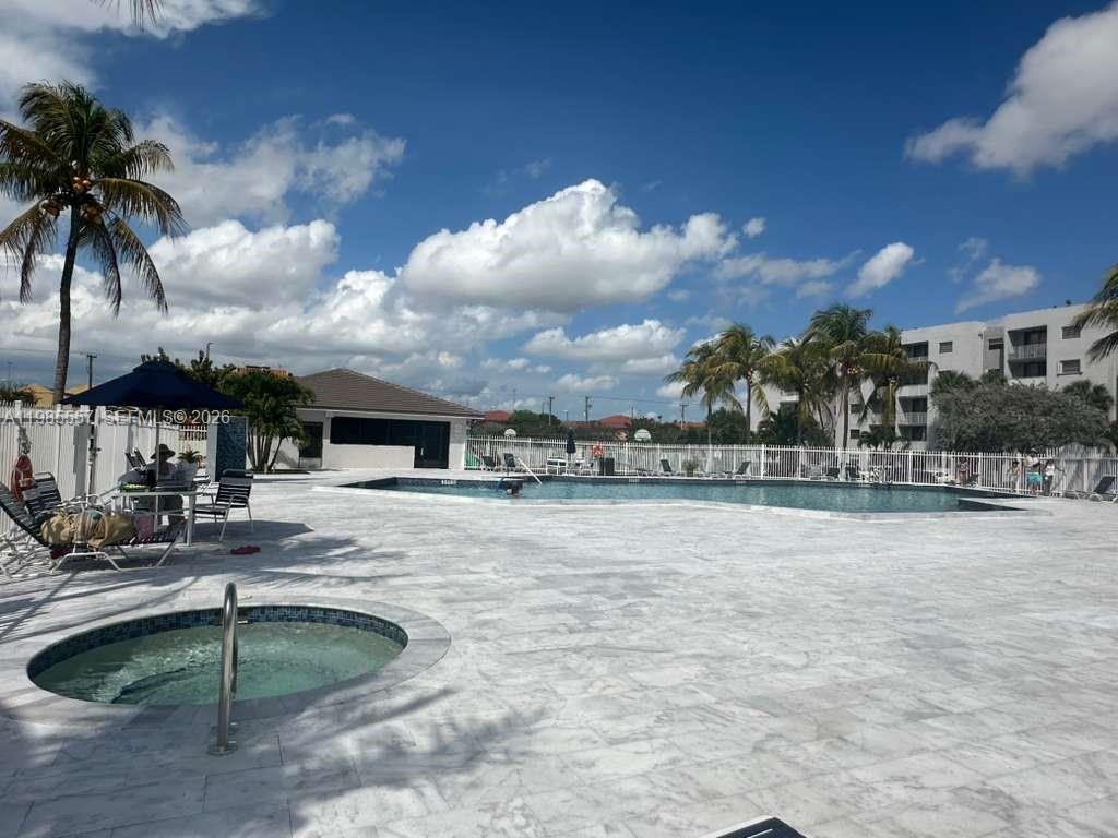 FONTAINEBLEAU GARDENS CON - Residential