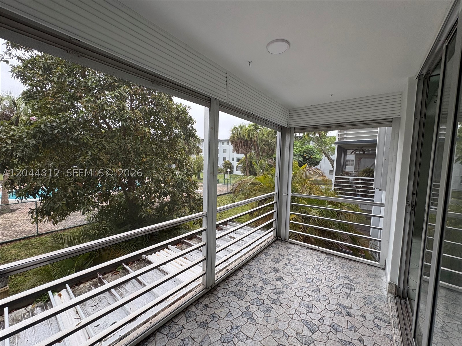 ROYAL OAKS CONDO - Residential Lease