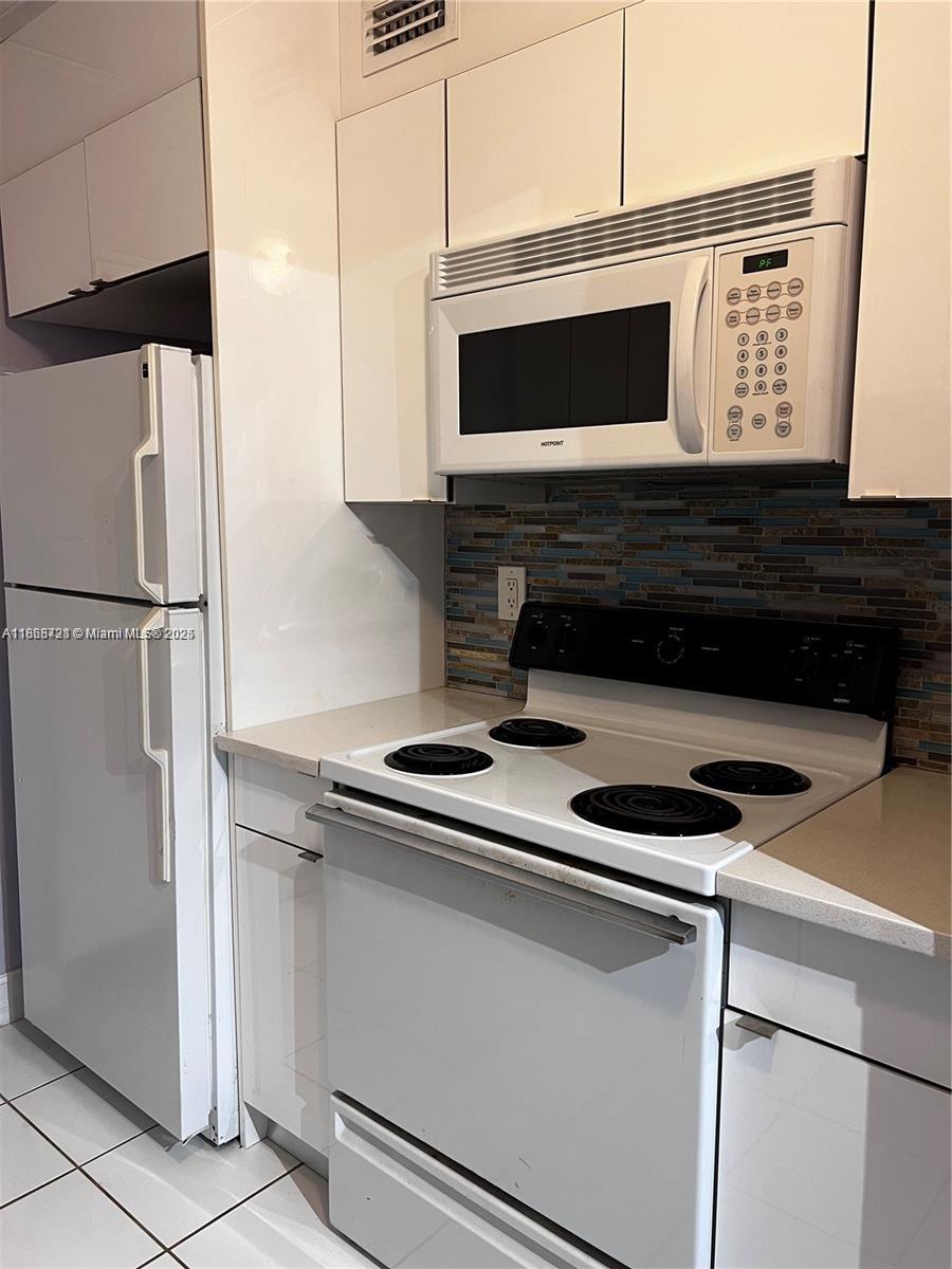 PALM VILLAGE CLUB CONDO - Residential Lease