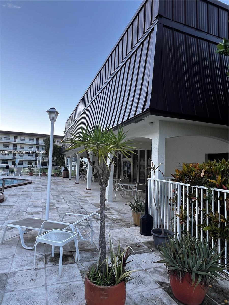 PALM VILLAGE CLUB CONDO - Residential Lease