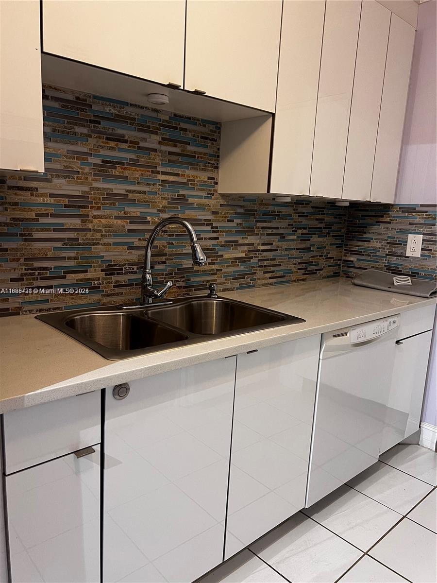 PALM VILLAGE CLUB CONDO - Residential Lease