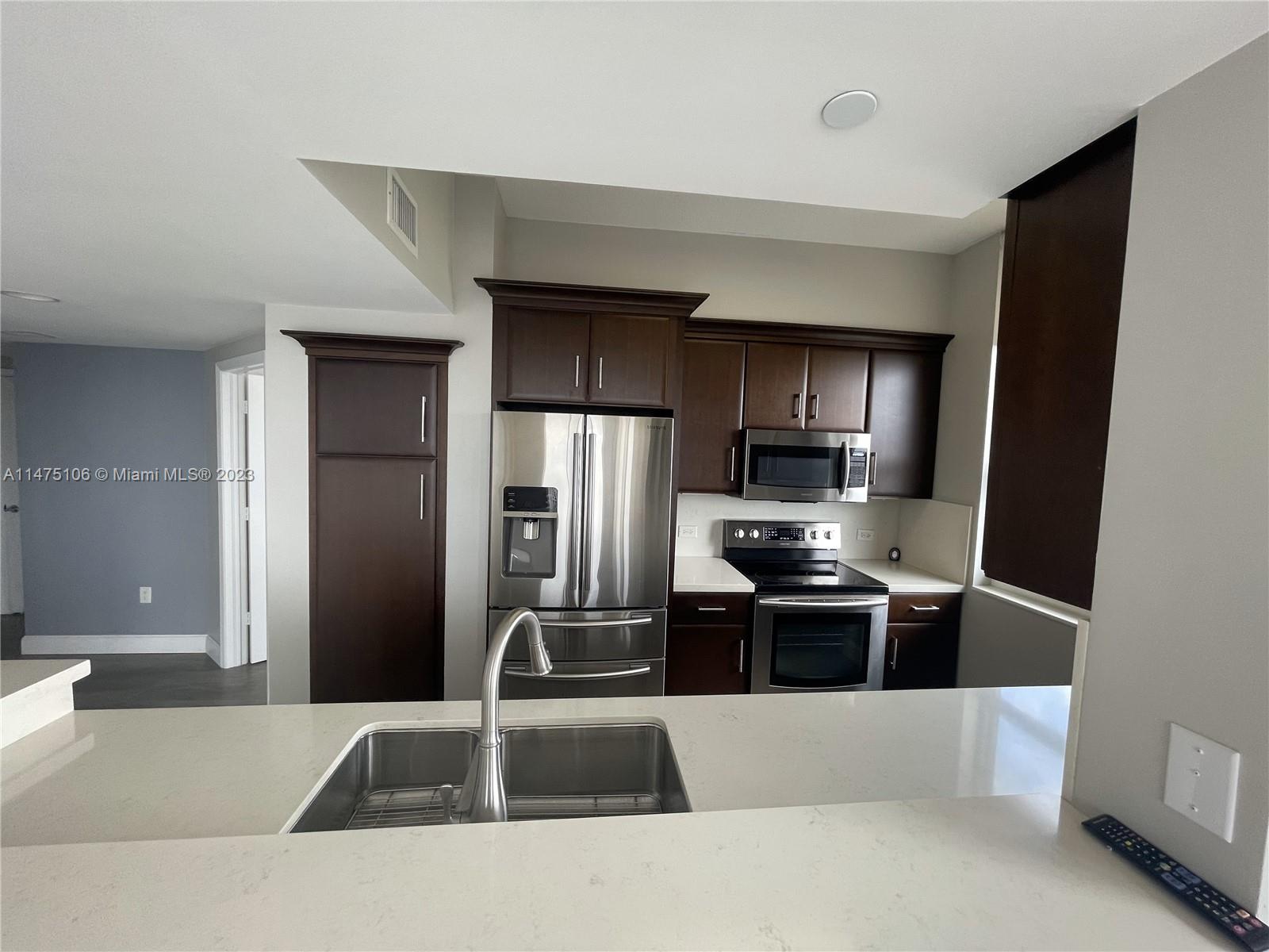 TURNBERRY ON THE GREEN CO - Residential Lease