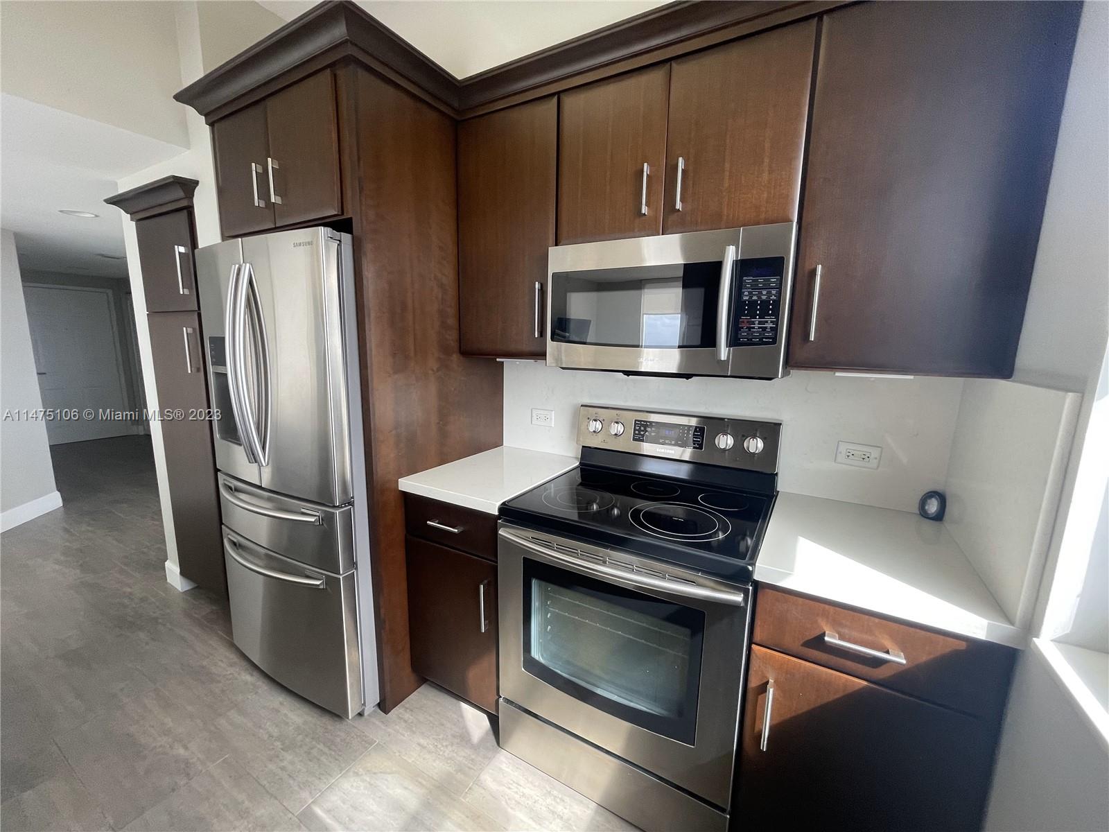 TURNBERRY ON THE GREEN CO - Residential Lease