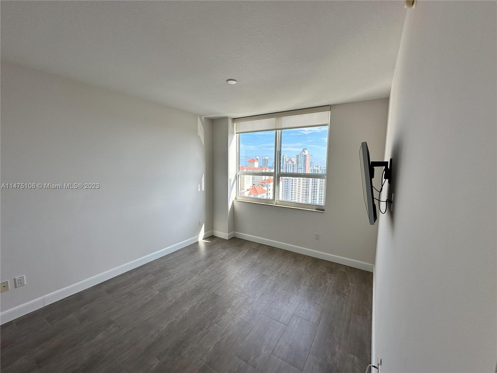TURNBERRY ON THE GREEN CO - Residential Lease