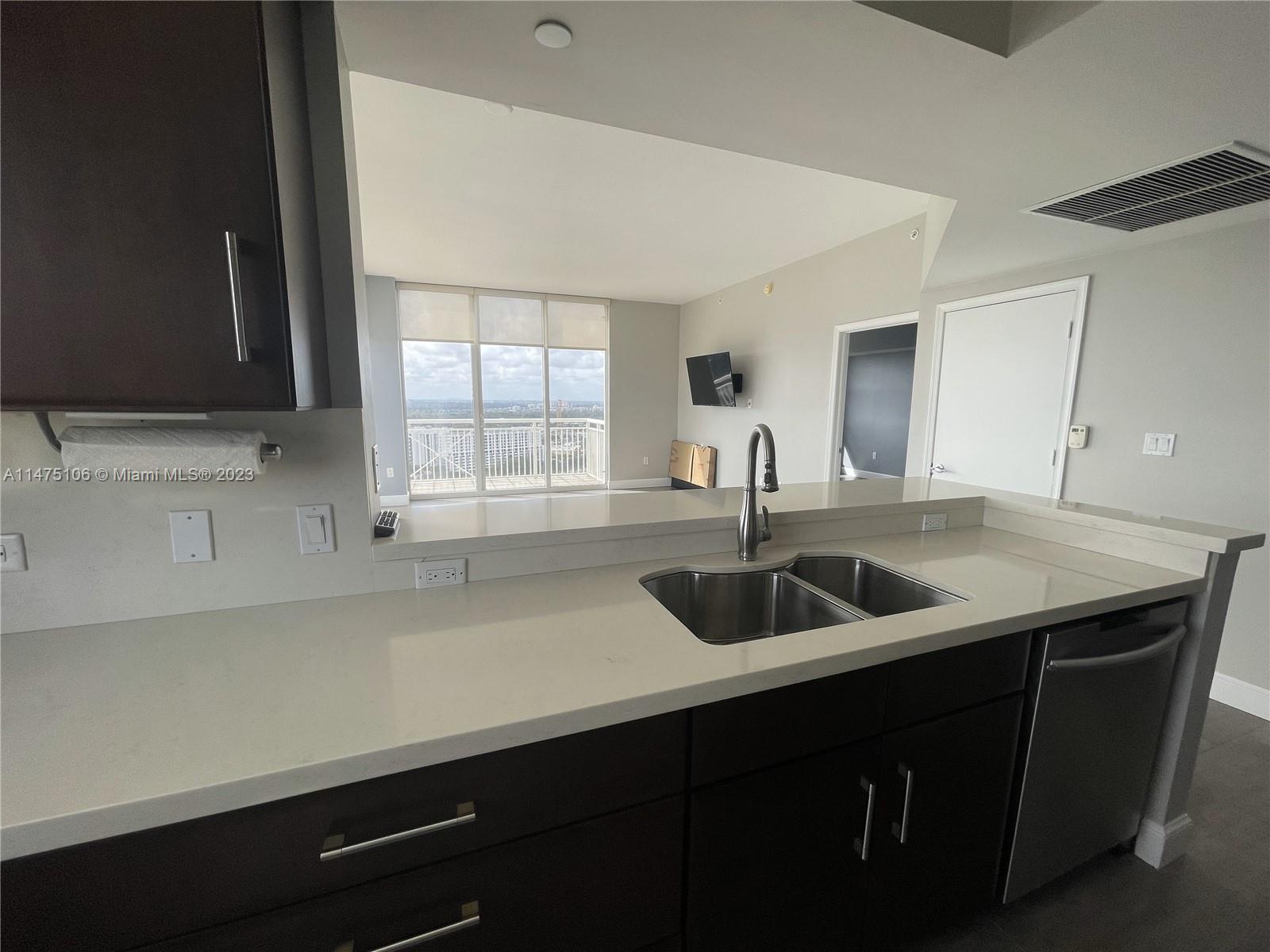 TURNBERRY ON THE GREEN CO - Residential Lease