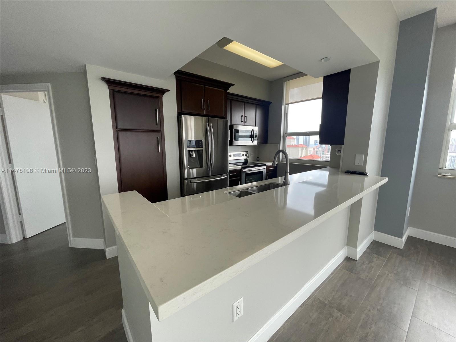 TURNBERRY ON THE GREEN CO - Residential Lease