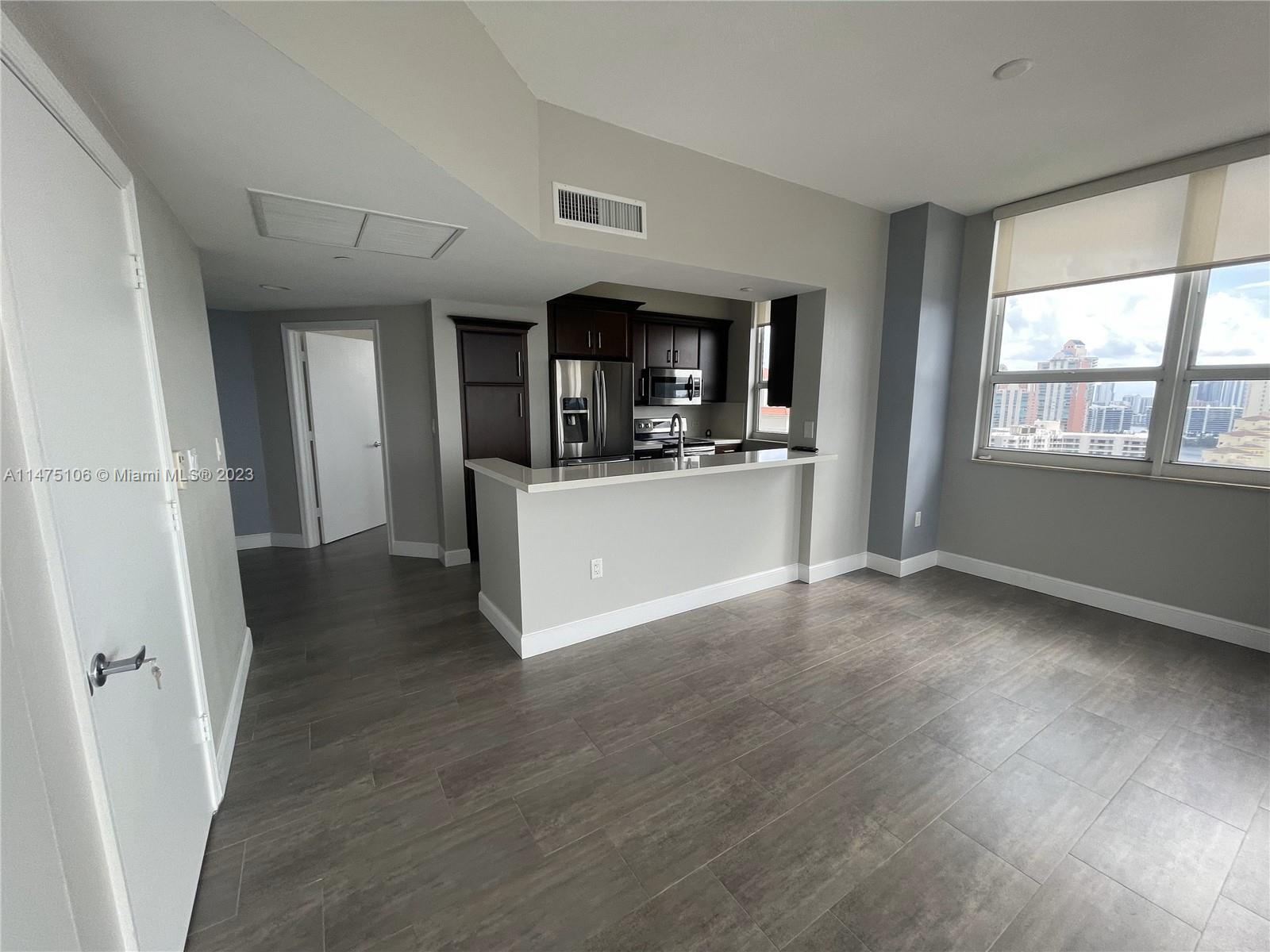 TURNBERRY ON THE GREEN CO - Residential Lease