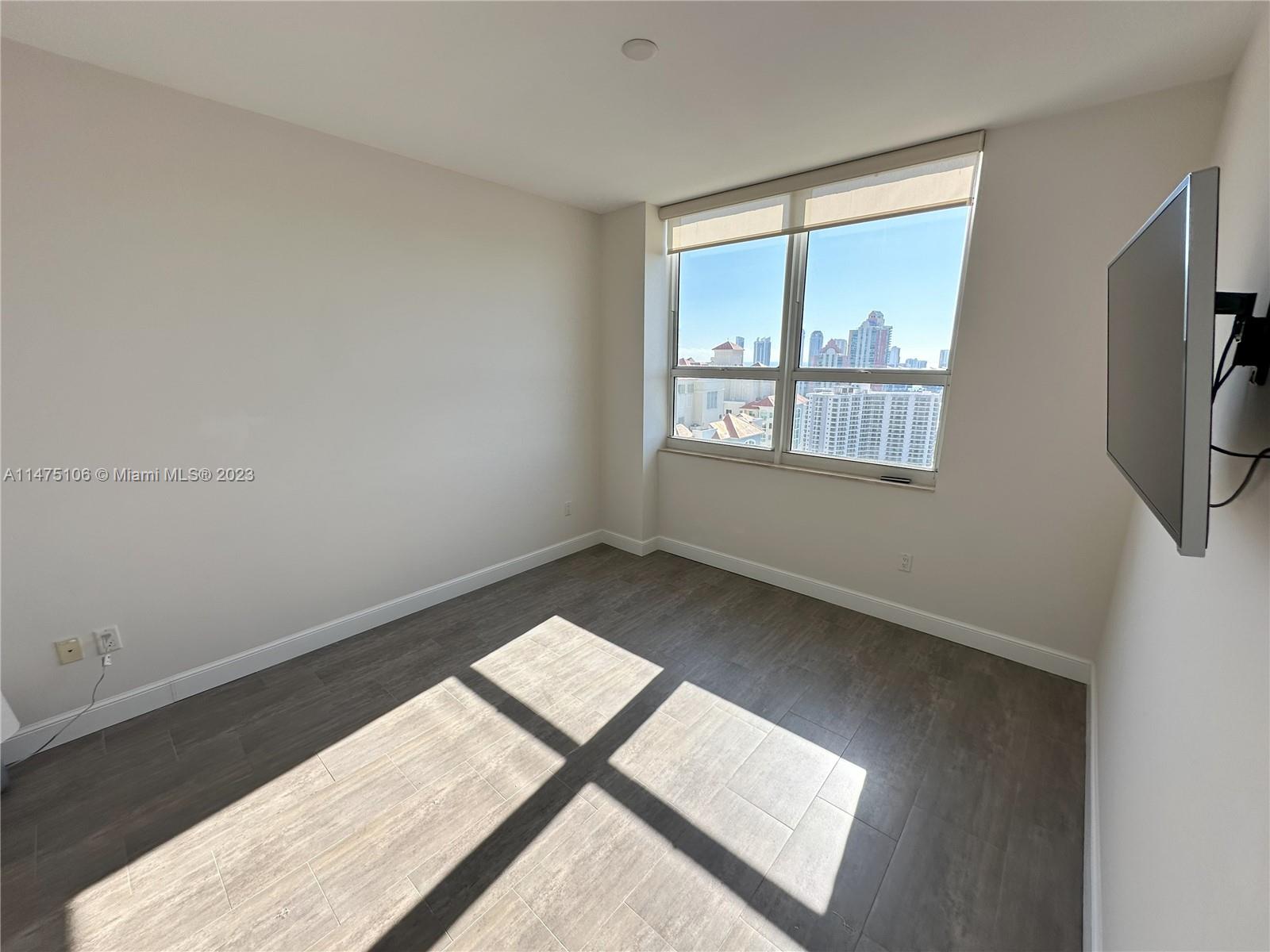 TURNBERRY ON THE GREEN CO - Residential Lease